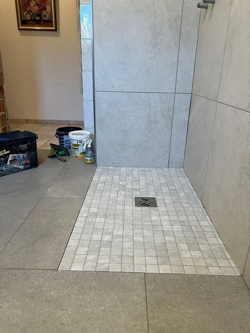 Bodengleiche Dusche mit Mosaik-Ablaufbereich in einem großen Bad