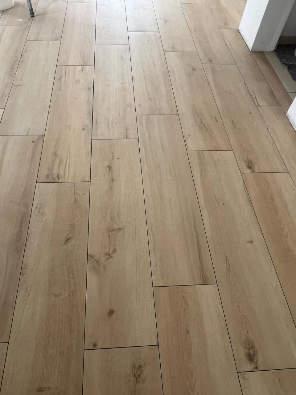 Fertig verlegter Boden in Holzoptik aus Feinsteinzeug