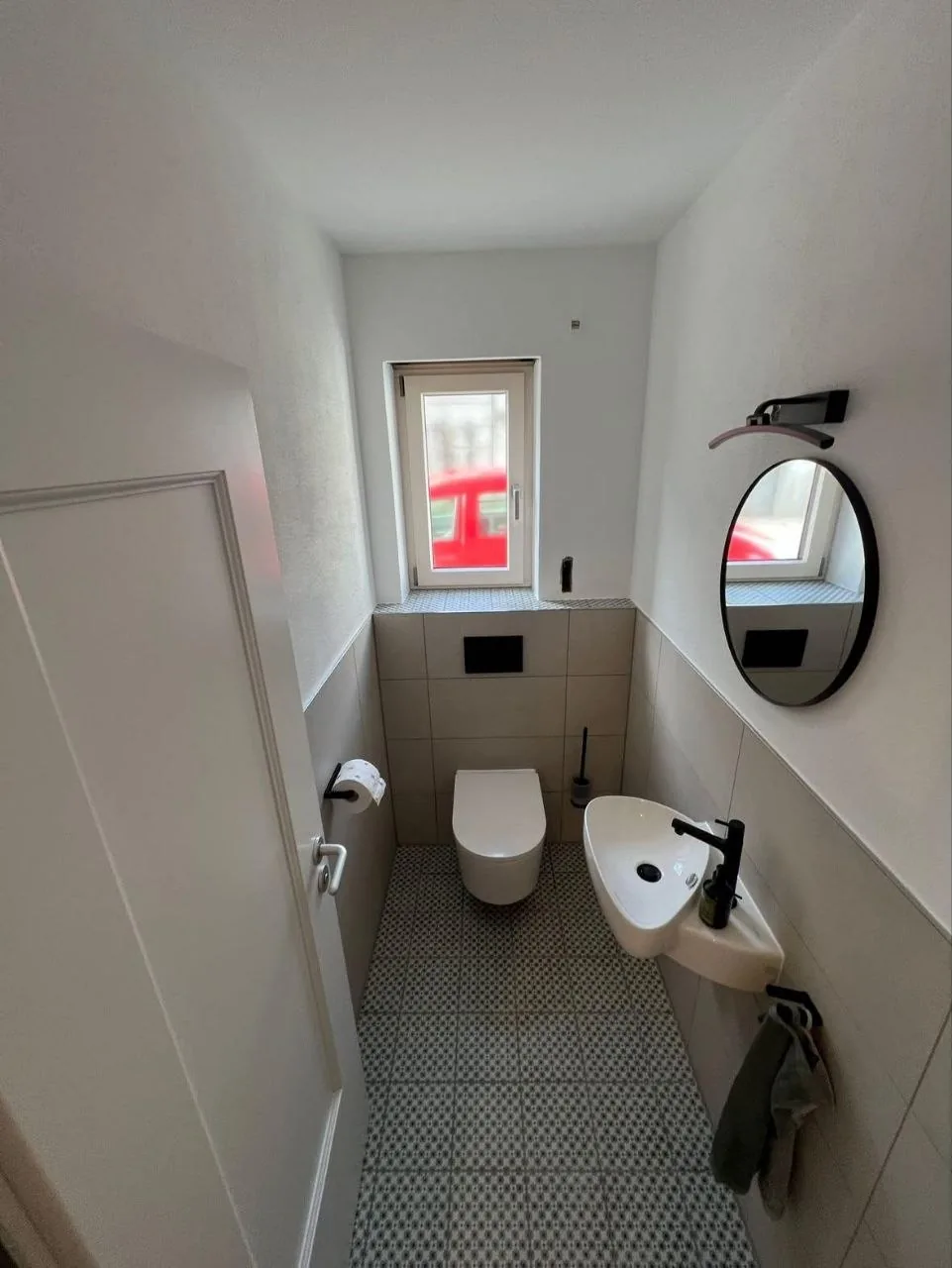 Renoviertes Gäste-WC mit Wand-WC und Mosaikboden