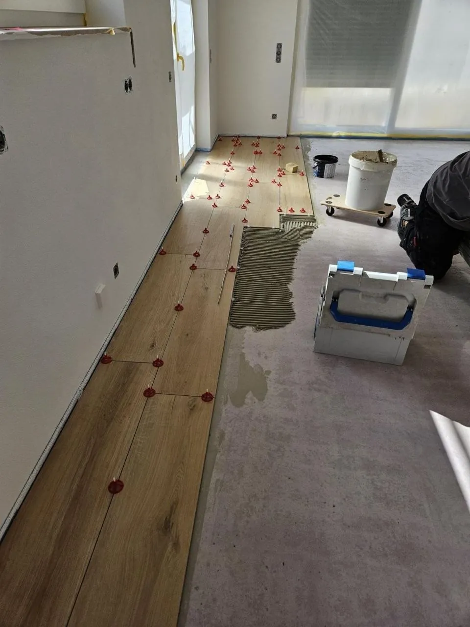 Boden in Holzoptik wird unter einer Dachschräge verlegt
