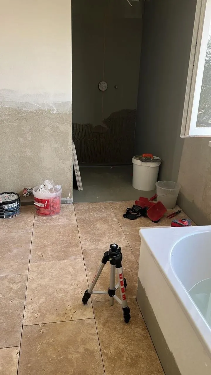 Eingebaute Badewanne mit beigen Bodenfliesen