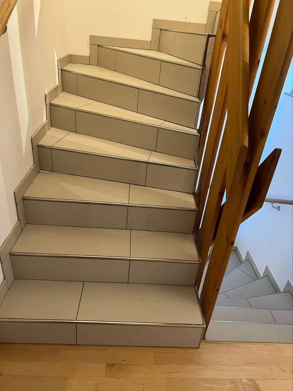Renovierte Treppe mit rutschfesten Feinsteinzeug-Stufen